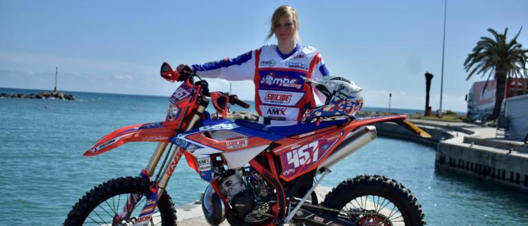 Samantha Buhmann mit ihrem Enduro-Motorrad am Meer