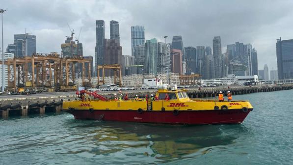Schiff im Hafen von Singapur