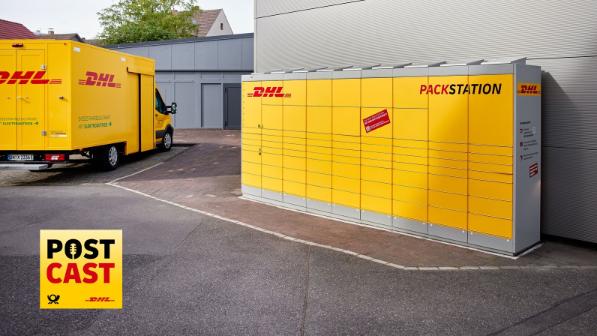 Packstation neben einem Zustellfahrzeug