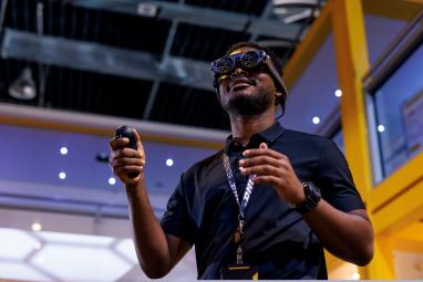 Mann mit VR Brille