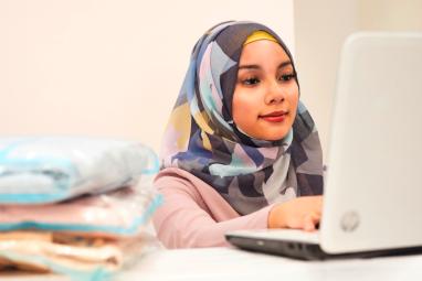 Muslim woman works on the computer