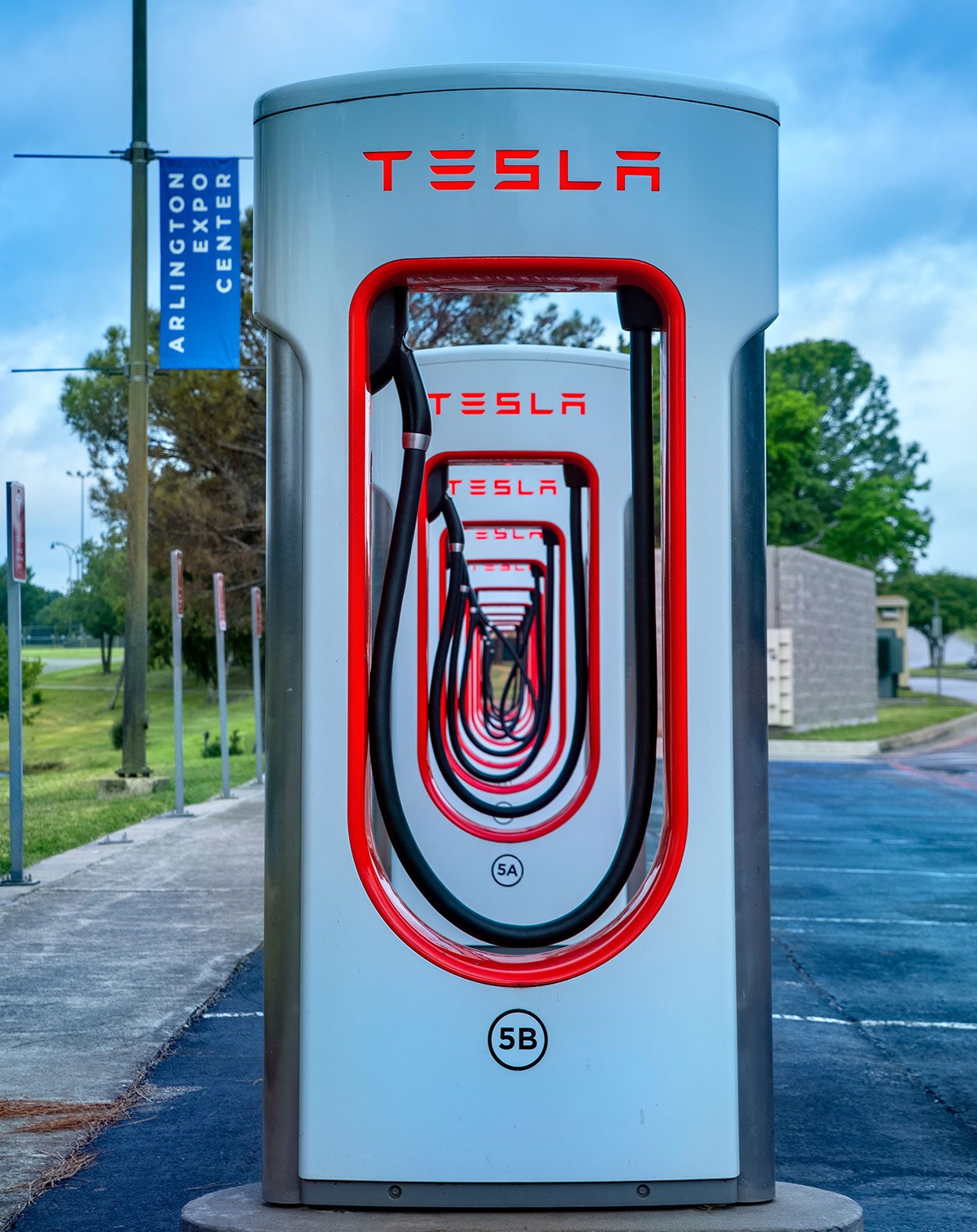 https://www.dhl.com/content/dam/dhl/global/delivered/images/text-media/s140-dl-tesla-supercharger-network.jpg.transform/1920/img.jpg