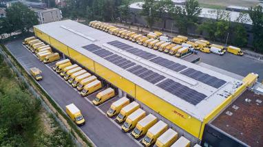 Die neue Zustellbasis, mit umliegenden Parkplätzen und DHL-Lastwagen
