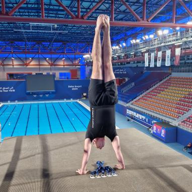 Sebastian Becher im Handstand auf dem Sprungturm.
