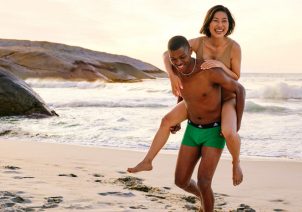 Hombre y mujer jugando en la playa