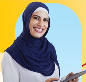 امرأة سعيدة تستخدم جهازًا لوحيًا.