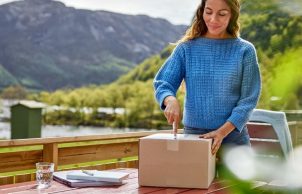 Women opens a parcel