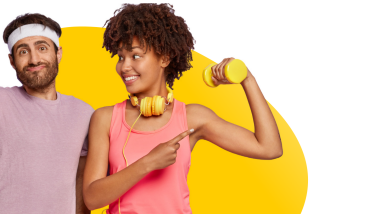Un hombre y una mujer en ropa deportiva; la mujer está mostrando su forma física al hombre levantando una pesa.