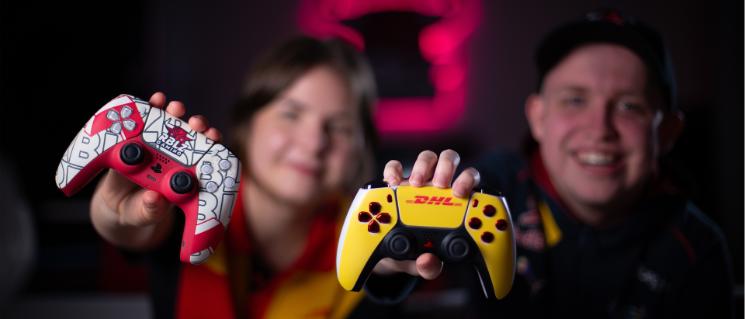 2 Personen zeigen Gaming Controler in die Kamera