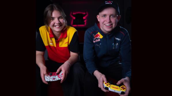 2 Personen halten gaming controler