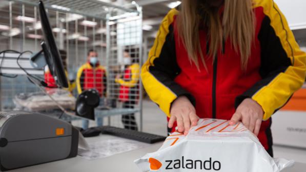DHL comienza las operaciones para Zalando en el centro logistico de Illescas Toledo con el envio del primer paquete DHL Espana