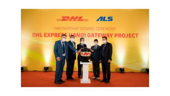 Đại diện DHL Express Việt Nam, Chi cục Hải quan CPN Hà Nội và Công ty TNHH Dịch vụ Kho vận ALS kích hoạt dự án trung tâm khai thác cửa khẩu mới của DHL tại Hà Nội