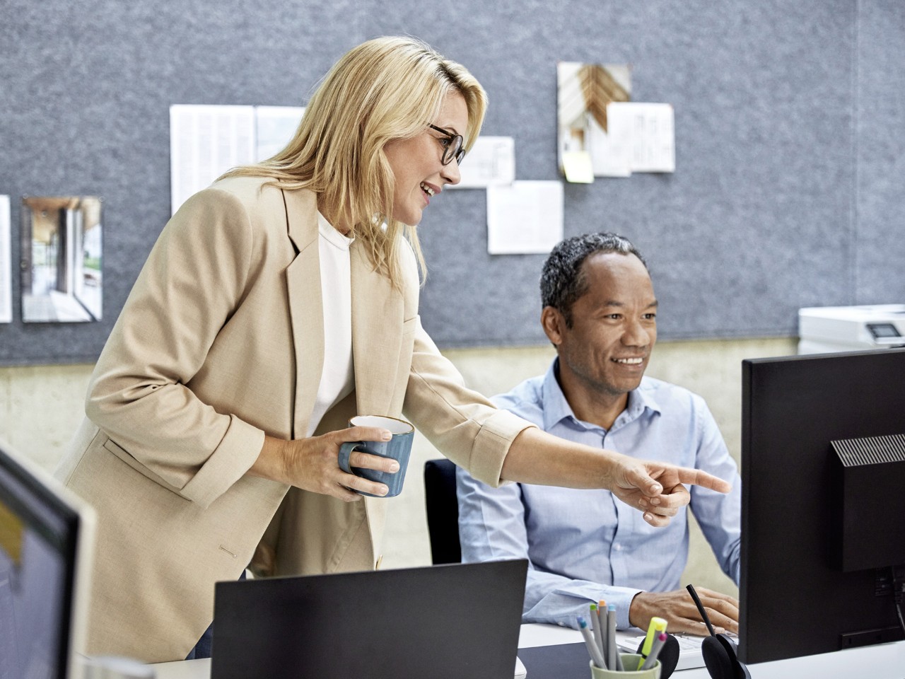 colleague-pointing-at-computer-screen