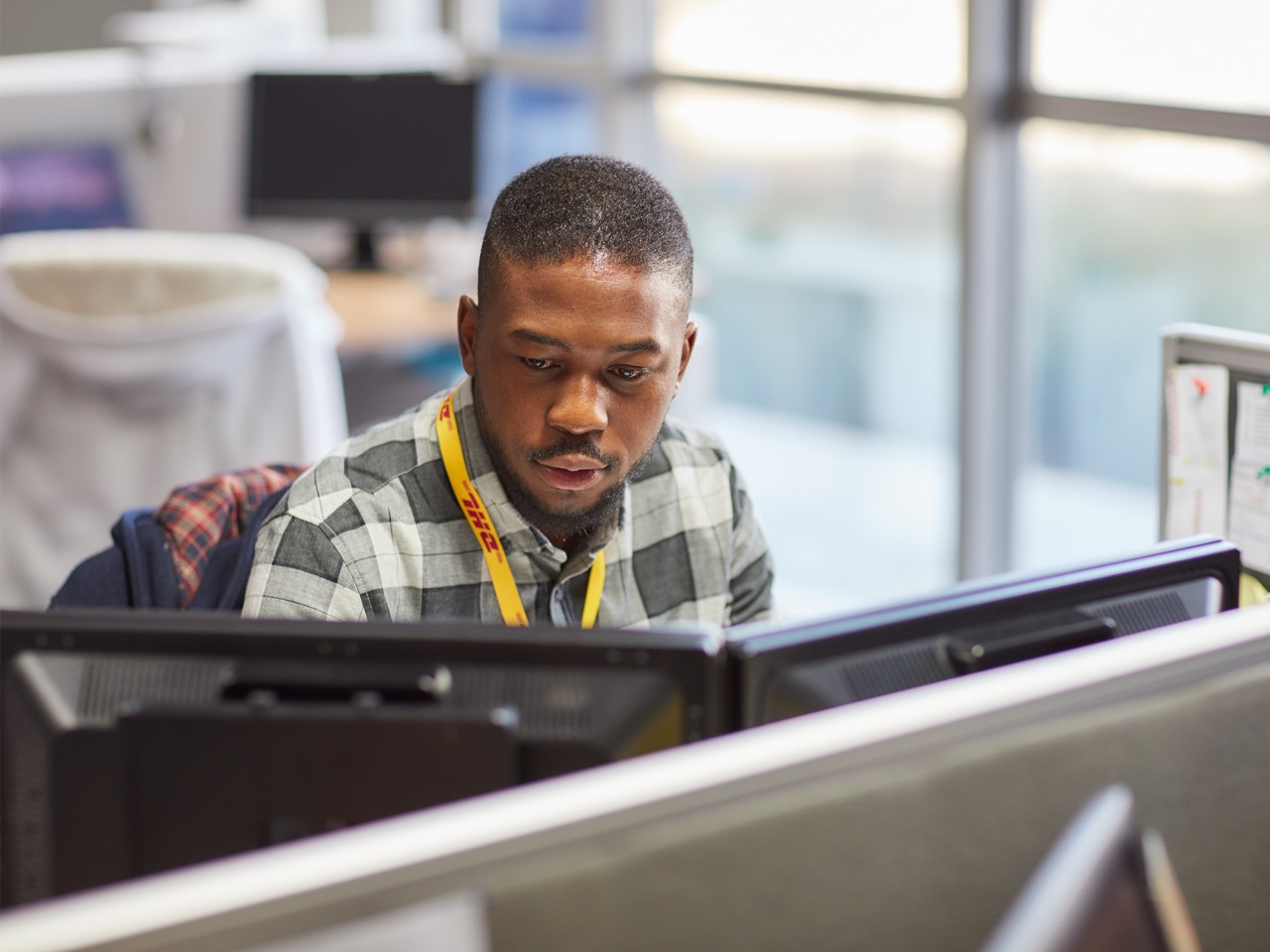 employee-works-on-computers