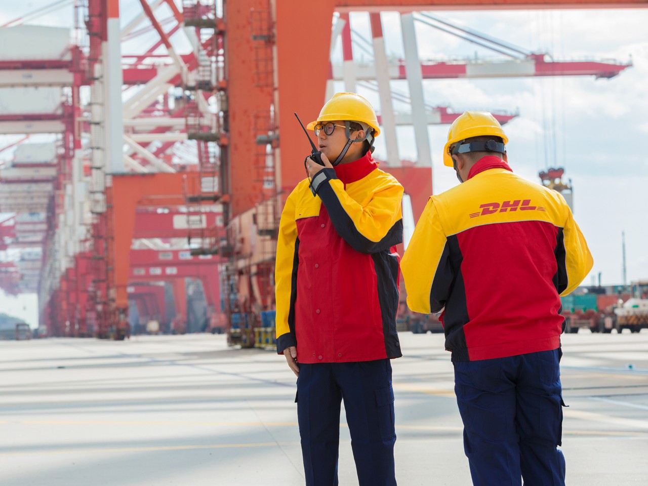 trabajadores-con-walkie-talkie-en-puerto-de-contenedores