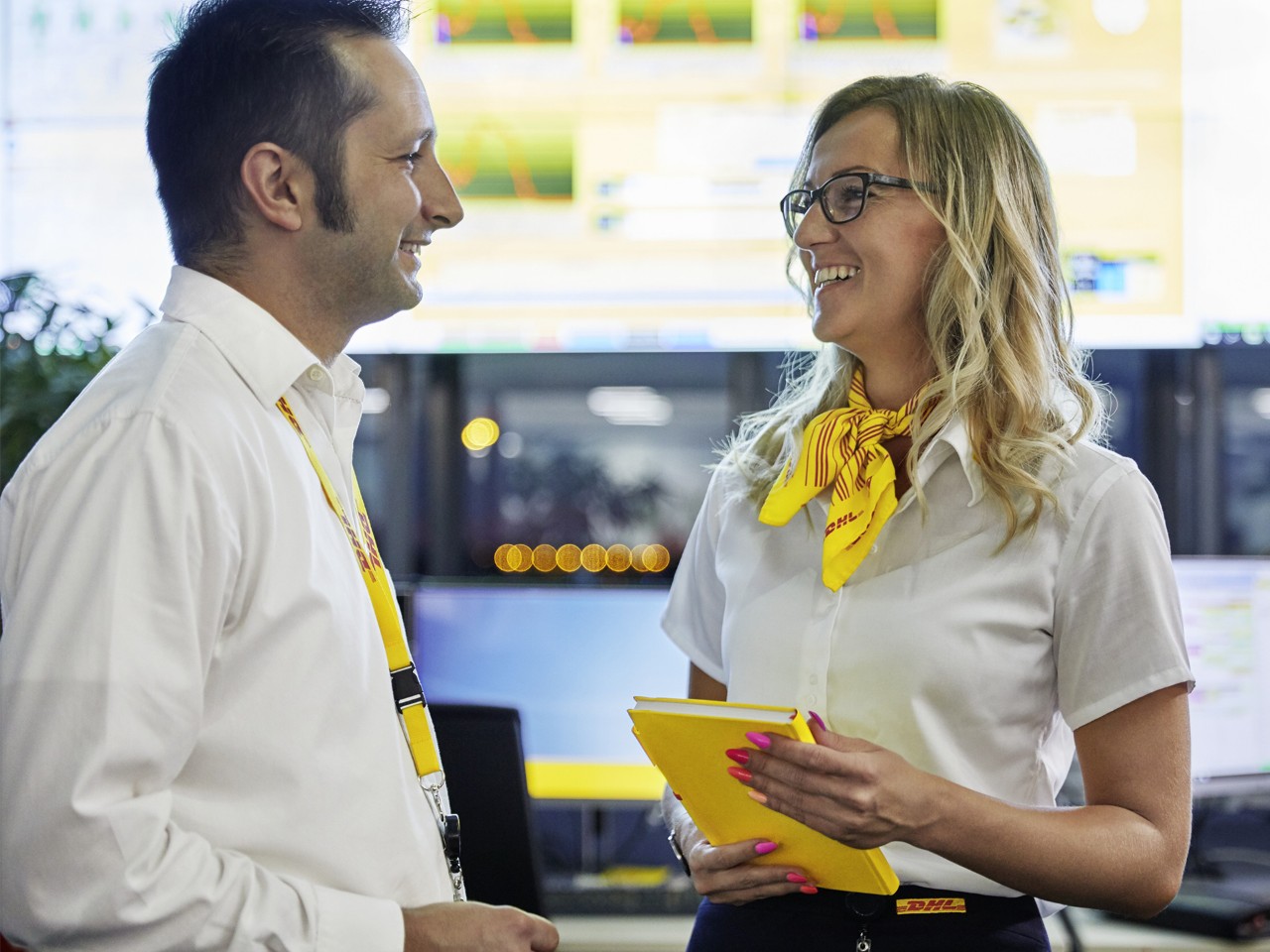employees-have-a-conversation