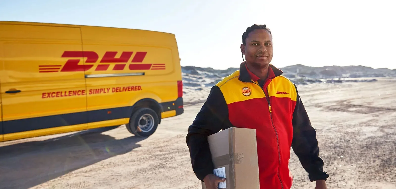 DHL 快递员正在处理国际运输包裹
