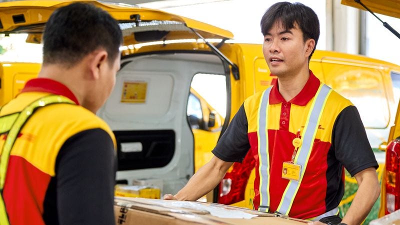 Karyawan DHL memeriksa pengiriman semikonduktor