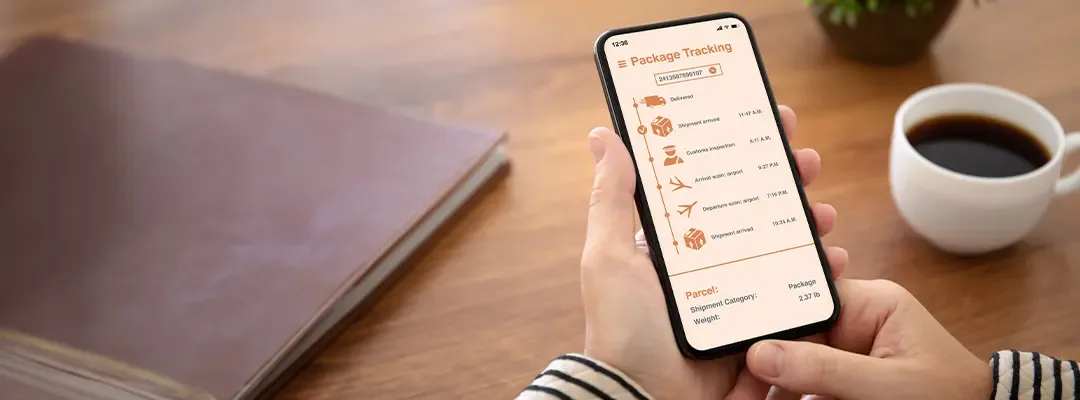 Ręka trzyma telefon komórkowy