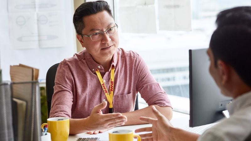 Karyawan DHL membantu impor ponsel