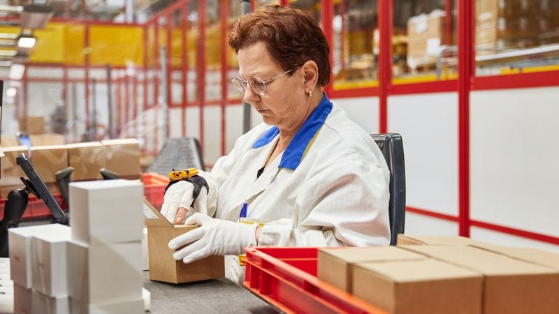 <p>Ada dua cara utama bisnis dapat mencari peluang baru yang terkait dengan ekonomi perak.</p>
<h3>1. Merangkul tenaga kerja senior global yang terus berkembang</h3>
<p>Yang pertama adalah dengan&nbsp;menyambut karyawan senior ke dalam dunia kerja. Karena semakin banyak manula yang mengadopsi sikap 'penuaan aktif' di tahun-tahun emas mereka, banyak yang menunda pensiun dan tetap terlibat di pasar kerja.&nbsp;</p>
<p>Perusahaan yang mampu menarik dan mempertahankan karyawan&nbsp;yang lebih tua ini membawa keragaman, pengalaman, serta peningkatan kinerja dan produktivitas ke tempat kerja. Perusahaan dan merek yang mampu menyediakan ruang kerja yang kondusif bagi pekerja senior juga dapat menantikan pertukaran&nbsp;pengetahuan yang bermakna yang dapat membantu mereka memenuhi tujuan strategis&nbsp;mereka dengan lebih baik.</p>
<p>Bisnis dapat menggunakan berbagai metode untuk mendukung karyawan senior dengan lebih baik, termasuk:</p>
<ul>
<li>Memberikan jam kerja yang fleksibel dan kesempatan kerja paruh waktu</li>
<li>Menyediakan furnitur ergonomis dan ruang kerja yang nyaman</li>
<li>Mengkomunikasikan nilai karyawan senior kepada seluruh tim</li>
<li>Meneliti inovasi teknologi yang dapat membantu lansia mengakses lebih banyak peluang kerja dan bisnis</li>
</ul>
<p>Karena sifat industri e-commerce adalah bahwa ia dapat memiliki jejak tempat kerja yang sebagian besar digital, bisnis e-commerce juga berada di tempat yang lebih baik untuk merangkul pengaturan kerja jarak jauh atau semi-jarak jauh. Ini, bersama dengan metode yang diuraikan di atas, membuat bisnis lebih menarik tidak hanya bagi karyawan senior, tetapi juga bagi calon karyawan lain yang mencari jadwal kerja yang lebih fleksibel dan akomodatif.</p>
<p>Dalam jangka panjang, berupaya menciptakan tempat kerja yang inklusif bagi karyawan ekonomi perak dapat sangat menguntungkan tenaga kerja perusahaan secara keseluruhan, dan menarik karyawan berkualitas tinggi dari berbagai latar belakang.</p>
<h3>2. Berputar ke sudut bisnis baru yang ditargetkan untuk konsumen senior</h3>
<p>Cara kedua bisnis dapat memanfaatkan tren ekonomi perak adalah dengan&nbsp;beralih ke atau mencari sektor produk dan layanan e-commerce&nbsp;baru&nbsp;yang memenuhi kebutuhan dan tuntutan&nbsp;warga lanjut usia. Ini dapat mencakup lini produk di industri perawatan kesehatan, bioteknologi, dan farmasi, atau layanan seperti pengiriman bahan makanan dari pintu ke pintu atau perawatan medis di rumah. Menawarkan opsi e-commerce di atas penjualan fisik juga menyederhanakan kemudahan transaksi bagi konsumen warga lanjut usia, karena mereka dapat terus berbelanja barang dan jasa penting dari kenyamanan rumah.</p>
<p>Selain mengubah penawaran produk atau layanan mereka, perusahaan juga perlu&nbsp;mempertimbangkan kembali aspek lain dari strategi bisnis mereka seperti metode pemasaran, penjangkauan pelanggan, dan opsi pengiriman.&nbsp;</p>
<p>Tidak seperti generasi muda yang dapat dengan mudah dijangkau melalui metode digital seperti media sosial, penjangkauan ke lansia mungkin memerlukan&nbsp;metode non-digital seperti selebaran dan interaksi tatap muka. Opsi pengiriman produk atau layanan jarak jauh juga harus memiliki&nbsp;fleksibilitas yang lebih besar untuk beradaptasi dengan kebutuhan mobilitas konsumen senior.&nbsp;</p>
<p>Beberapa strategi yang dapat diterapkan bisnis untuk memenuhi demografi ini dengan lebih baik meliputi:</p>
<ul>
<li>Menawarkan saran gratis dan dukungan pra-pembelian dengan ajakan bertindak (CTA) yang jelas</li>
<li>Menawarkan dukungan pasca pembelian gratis melalui telepon, email, atau lokasi fisik</li>
<li>Meningkatkan layanan pengiriman jarak jauh untuk kemudahan kenyamanan pelanggan</li>
</ul>
<h2>Bagaimana DHL Express meningkatkan e-commerce yang ditujukan untuk ekonomi perak?</h2>
<p>Di&nbsp;<a href="https://www.dhl.com/discover/en-id/">DHL Express</a>, kami menyadari pentingnya ekonomi perak dan dampaknya terhadap ekonomi global.&nbsp;</p>
<p>Warga lanjut usia semakin membentuk tren belanja online dan mendorong pertumbuhan produk dan layanan baru, seperti sektor perawatan kesehatan dan pengiriman nirsentuh. Bisnis yang ingin memulai e-commerce internasional mungkin melihat meningkatnya ekonomi perak sebagai&nbsp;peluang&nbsp;utama&nbsp;untuk memanfaatkan dan memperluas penawaran bisnis&nbsp;mereka&nbsp;.</p>
<p>Bisnis yang terlibat dalam penelitian, produksi, dan distribusi peralatan medis, obat-obatan, dan produk dan layanan kesehatan lainnya kepada warga lanjut usia dapat memanfaatkan solusi pengiriman khusus seperti Layanan Ekspres Medis DHL Express. Layanan ini menyediakan opsi pengiriman yang canggih, sensitif terhadap waktu, dan terkontrol suhu yang penting untuk memastikan produk Anda tiba dengan aman.</p>
<p>DHL Express juga dapat membantu bisnis e-commerce beradaptasi dengan perubahan ini melalui berbagai layanan kami yang menawarkan aksesibilitas yang lebih baik bagi populasi yang lebih tua. Dengan menggunakan MyDHL+, bisnis di Indonesia dapat mengakses&nbsp;lebih banyak opsi pelacakan paket&nbsp;&nbsp;untuk memudahkan proses pengiriman bagi Anda dan pelanggan Anda.  Ini termasuk&nbsp;pengiriman nirsentuh dan layanan pengiriman bernilai tambah jarak jauh, yang keduanya sangat membantu meyakinkan pelanggan senior bahwa bisnis mengutamakan keselamatan dan kepentingan mereka.</p>
<p>Kami terus berupaya untuk berinovasi dalam penawaran produk dan layanan baru untuk membantu bisnis e-commerce mencari peluang baru dan memanfaatkan tren global yang akan datang.&nbsp;<a href="https://www.dhl.com/discover/en-id/ship-now">Buka akun bisnis DHL Express hari ini</a>&nbsp;untuk mengetahui bagaimana kami dapat membantu perusahaan Anda menemukan dan mencapai tujuan bisnis baru, atau hubungi pusat panggilan DHL kami di Indonesia untuk informasi lebih lanjut tentang layanan kami.</p>
