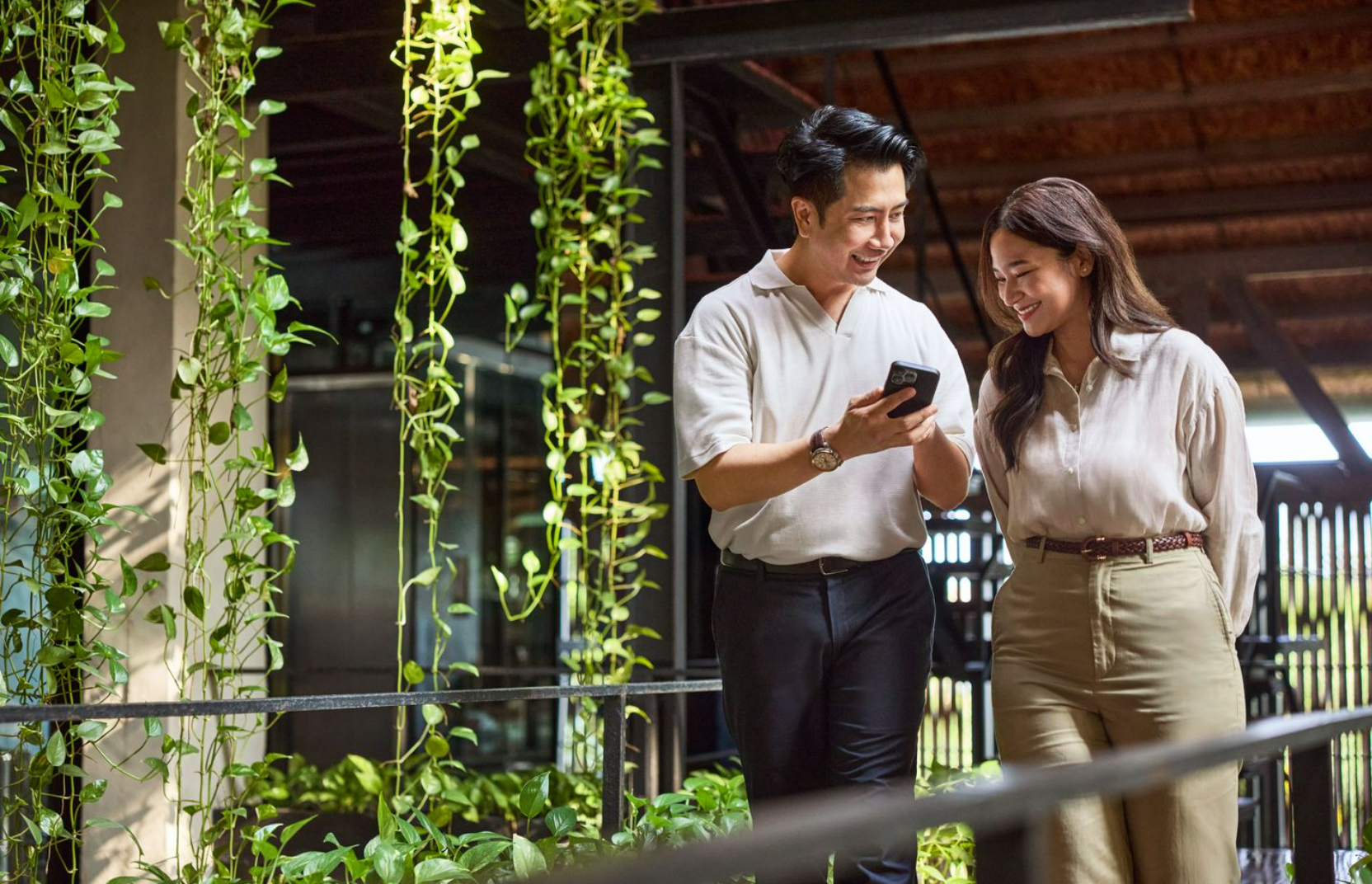 business owners discussing direct-to-consumer e-commerce business strategies