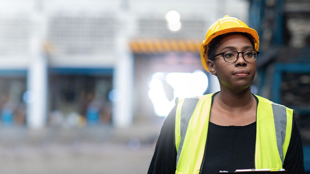 femme en haute visibilité et casque