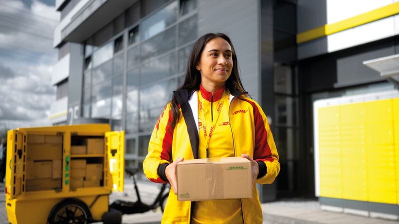 DHL 員工將包裹運送給客戶