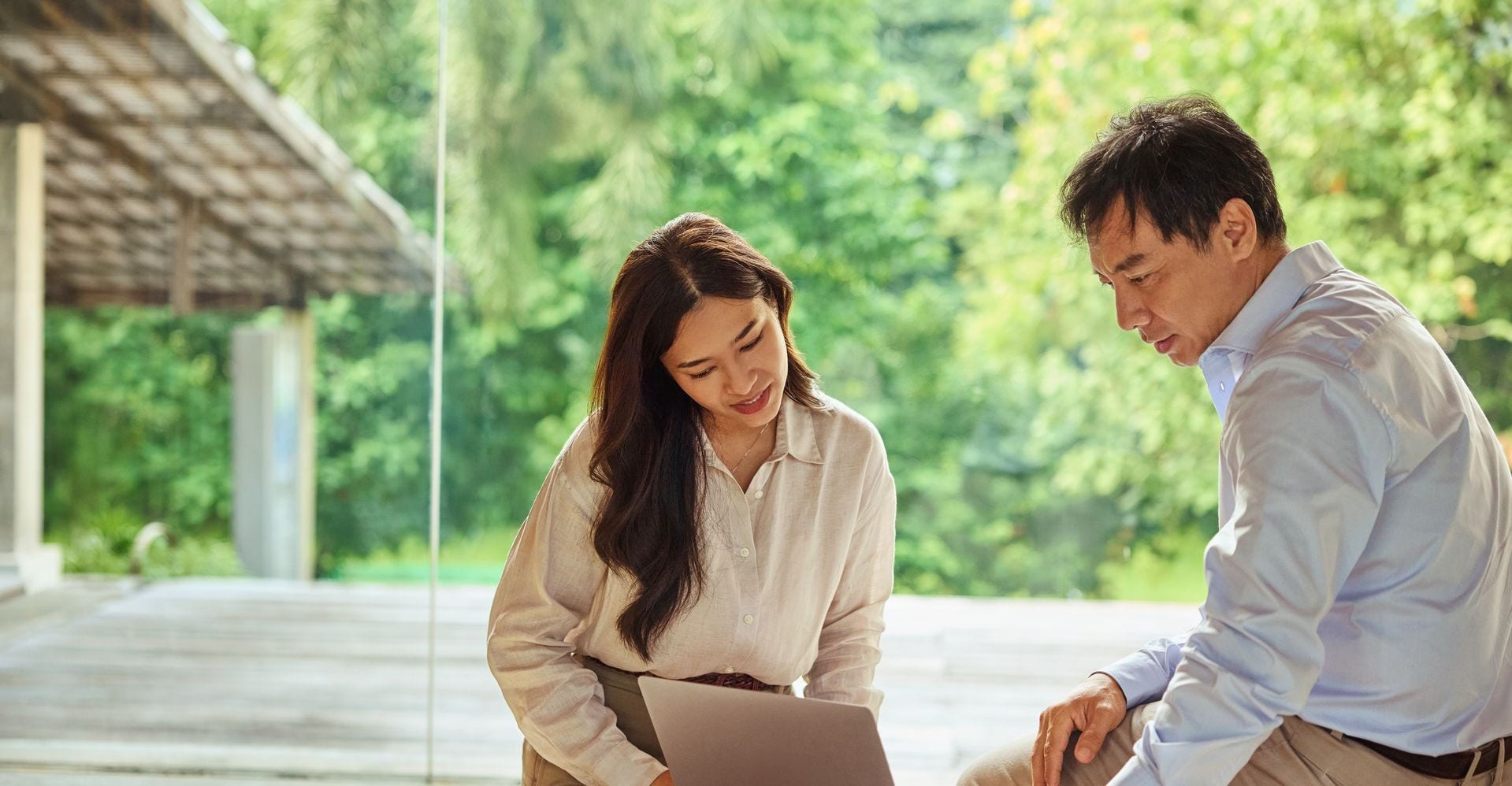 dhl employees having a meeting discussion in the office