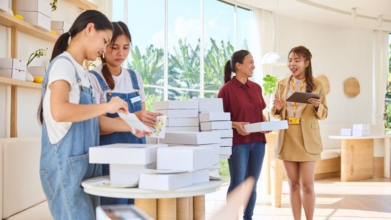 karyawan di pabrik cokelat yang bersiap untuk mengekspor produk kakao dari Indonesia