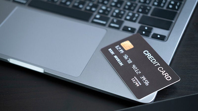 kreditkort placeret ovenpå computer