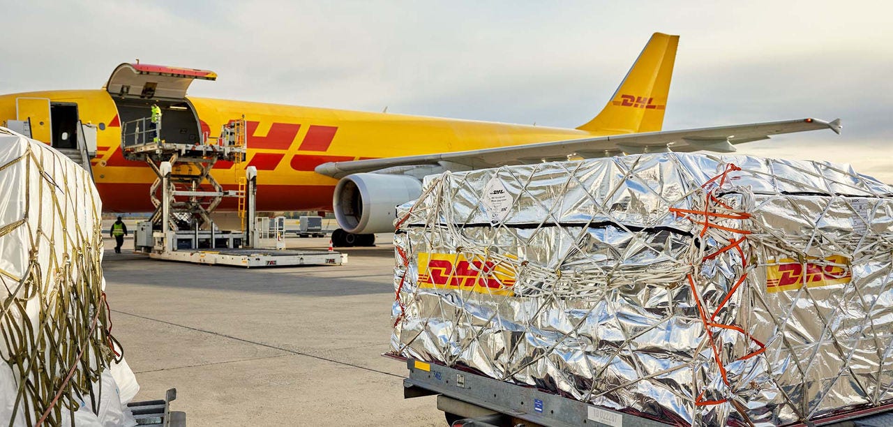 DHL-vliegtuig op een asfalt
