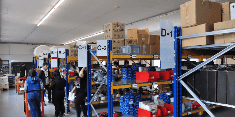 <p>In questo contesto, la Scuola del Fare si pone come un esempio tangibile di come sia possibile&nbsp;<b>promuovere una cultura del lavoro dignitoso e della crescita economica</b>, due dei principali obiettivi di sviluppo sostenibile che abbiamo abbracciato. La nostra partnership con la Scuola del Fare riflette il nostro impegno nel sostenere progetti che favoriscono <b>l'istruzione di qualità</b>&nbsp;e contribuiscono alla&nbsp;<b>creazione di comunità sostenibili</b>.</p>
<p><b>L’impegno sociale di DHL Express Italy è radicato nella fiducia, focalizzato sul futuro e guidato dal dialogo</b>.&nbsp;Ci dedichiamo alla costruzione di relazioni sostenibili con una prospettiva di medio/lungo termine e il coinvolgimento delle parti interessate&nbsp;<b>per creare un mondo migliore per le generazioni a venire</b>.</p>
<p><b>DHL non è solo una rete logistica globale ma investe continuamente nel miglioramento continuo e nella connessione tra persone, imprese e territori</b>.&nbsp;Siamo impegnati nell’integrare progetti sociali nel nostro modello di business ed impattare sul benessere delle comunità in cui operiamo.&nbsp;<b>Attraverso iniziative come la Scuola del Fare, contribuiamo a costruire un futuro migliore, connessioni più forti ed opportunità di crescita per tutti.&nbsp;</b></p>
<p>Noi lo chiamiamo&nbsp;<b>Sostenibilità in Azione</b>.&nbsp;</p>
