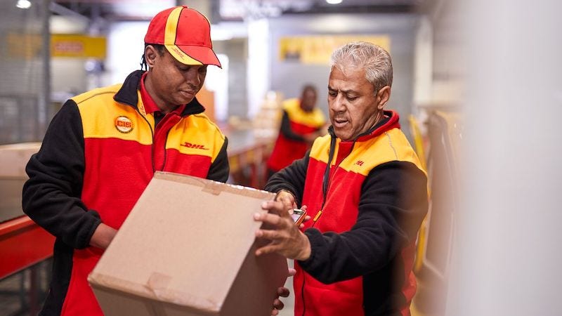 <p>Dưới đây là những ưu điểm nổi bật mà dịch vụ&nbsp;gửi hàng đi Mỹ DHL&nbsp;mang lại cho khách hàng:</p>
<ul>
<li>Phần mềm ODD của DHL Express giúp theo dõi lộ trình giao hàng chặt chẽ.</li>
<li>Cung cấp nhiều phương thức thanh toán linh hoạt.</li>
<li>Giao hàng đúng thời gian và địa điểm yêu cầu.</li>
<li>Cung cấp dịch vụ hậu mãi tuyệt vời.</li>
<li>Giải quyết các vấn đề phát sinh trong quá trình giao hàng nhanh chóng và hiệu quả.</li>
<li>Chính sách bảo hiểm hàng hóa tốt, giúp bảo vệ quyền lợi của khách hàng.</li>
</ul>
<p>DHL Express đã và đang khẳng định vị thế của mình trên thị trường vận chuyển quốc tế với độ tin cậy cao, dịch vụ khách hàng chuyên nghiệp, cùng quy trình vận chuyển nhanh chóng và hiệu quả.&nbsp;</p>
<p>Chính vì thế, đừng ngần ngại khi lựa chọn DHL Express như một đối tác đáng tin cậy trong việc&nbsp;chuyển phát nhanh đi Mỹ. Một lựa chọn sáng suốt sẽ mang lại sự an tâm và thành công trong kinh doanh quốc tế của bạn!</p>
