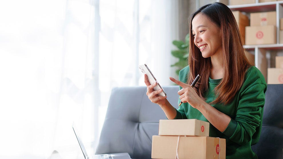 Femme souriant au téléphone portable