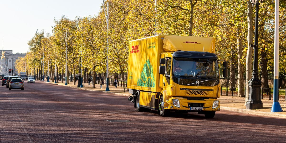 DHL 企业账号 vs 个人寄件｜权益差异与适用场景对比图：DHL送货车在伦敦街头