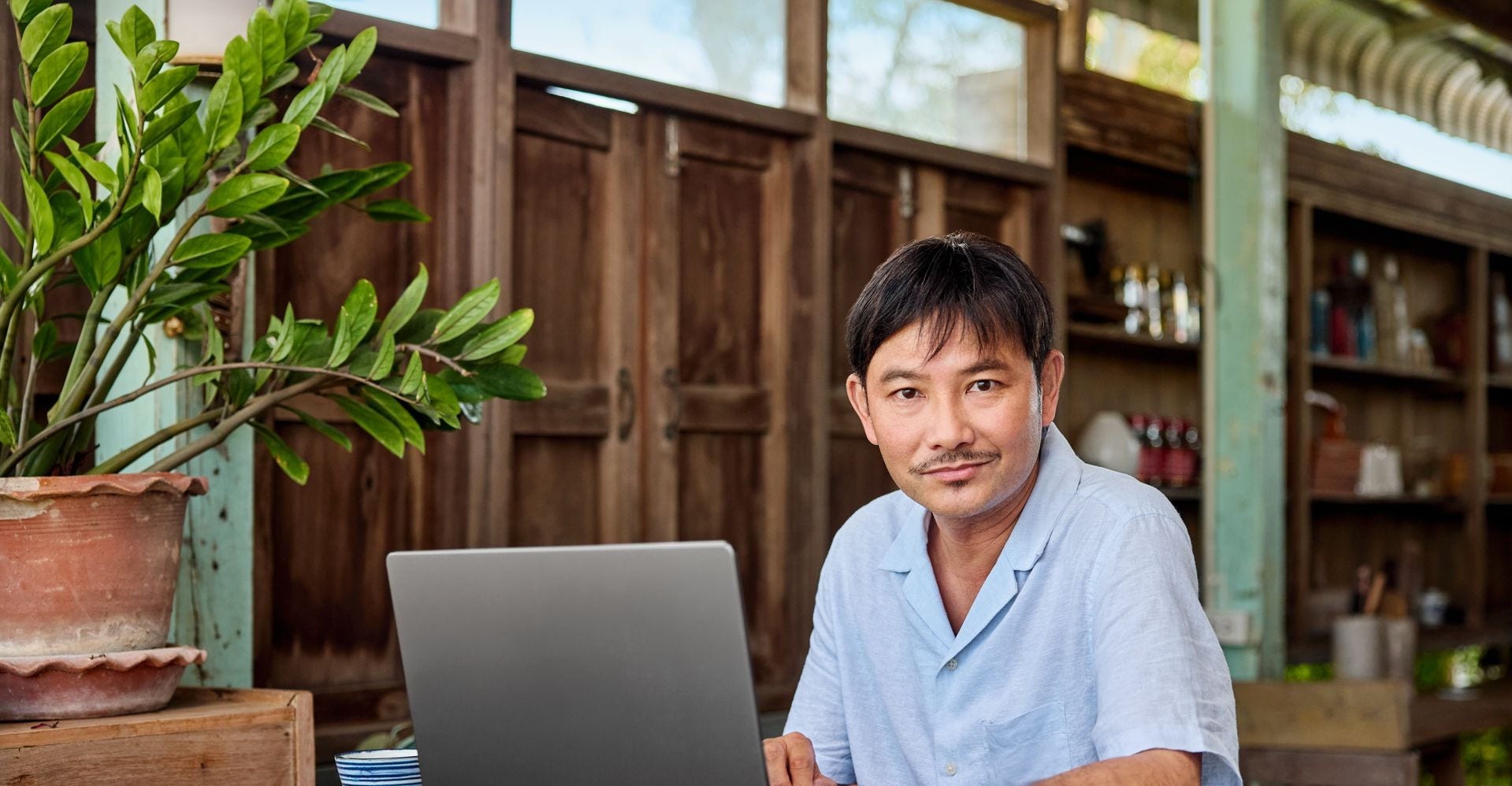 Pengusaha di laptopnya melihat kamera