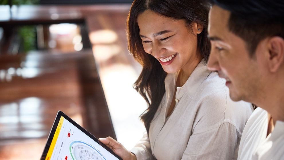 two-japanese-business-owners-talking-about-ai-powered-e-commerce