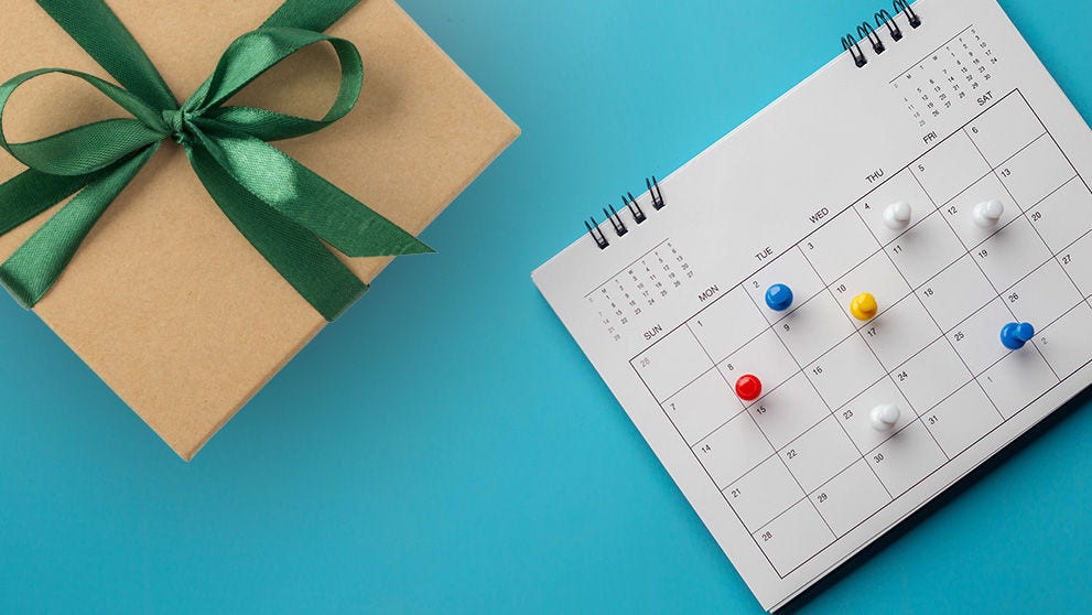 Parcel met groen lint en kalender