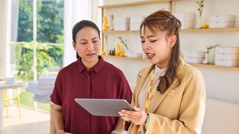 a female dhl specialist is talking to a female shop owner about dhl’s shipping solutions