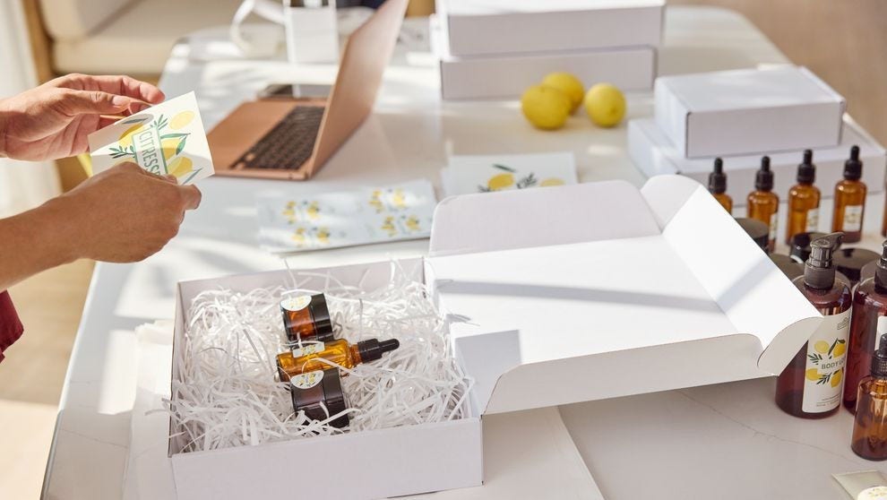 pemilik merek kosmetik lokal di Indonesia menyiapkan produk