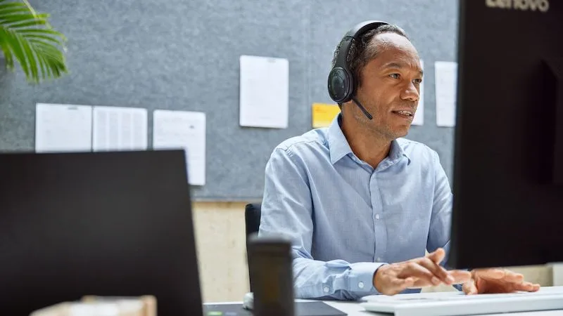 <h2>สิทธิประโยชน์ที่ลูกค้า DHL Express จะได้รับ</h2>
<p>พอร์ทัล <b>Advanced Duty Collection (ADC)</b> มอบข้อได้เปรียบมากมายให้กับลูกค้า DHL Express</p>
<ul>
<li><b>การจัดส่งที่รวดเร็วขึ้น</b>&nbsp;ในมุมของผู้ประกอบการ เมื่อลูกค้าของคุณได้รับแจ้งภาษีศุลกากรล่วงหน้าและมีแพลตฟอร์มในการชําระเงินที่ใช้งานง่ายและใช้ได้เลยทันที ข้อดีก็คือ คุณไม่ต้องคอยตอบคําถามของลูกค้า หรือต้องเป็นผู้ชําระเงินค่าภาษีศุลกากรด้วยตนเองอีกต่อไป แต่ถ้าคุณเป็นผู้นำเข้าสินค้า หรือซื้อของจากต่างประเทศแล้วส่งเข้ามาในไทย คุณจะเข้าใจทันทีว่า การชําระภาษีศุลกากรผ่านพอร์ทัล ADC จะช่วยลดความยุ่งยากในการต้องไปติดต่อหน่วยงานศุลกากรเพื่อดําเนินการชำระเงินและรอศุลกากรเคลียร์ของปล่อยออก ซึ่งหมายความว่า ยิ่งชำระค่าภาษีศุลกากรได้รวดเร็วเท่าไหร่ ก็จะนำไปสู่การจัดส่งถึงมือผู้รับที่รวดเร็วขึ้น&nbsp;</li>
<li><b>ความโปร่งใส&nbsp;</b>พอร์ทัล ADC ให้รายละเอียดเกี่ยวกับอากรขาเข้าและส่งออก และอัตราภาษีศุลกากรที่เกี่ยวข้อง เพื่อให้มั่นใจว่าลูกค้าของคุณจะได้รับทราบอย่างดีเกี่ยวกับค่าใช้จ่ายทั้งหมด</li>
<li><b>ประสิทธิภาพ&nbsp;</b>ความสามารถในการชําระอากรและค่าใช้จ่ายที่เกี่ยวข้องกับพิธีการศุลกากรก่อนที่สินค้าจะมาถึง ช่วยเพิ่มความคล่องตัวให้กับกระบวนการจัดส่งทั้งหมด</li>
</ul>
<p>ด้วยเครื่องมืออย่างพอร์ทัล ADC ของ DHL Express เราพร้อมเป็นพาร์ทเนอร์ด้านโลจิสติกส์คนสำคัญที่ช่วยลดความซับซ้อนในขั้นตอนการชำระเงินค่าภาษีศุลกากรที่มีระหว่างการขนส่งระหว่างประเทศ โดยเฉพาะกับ SME หรือธุรกิจส่งออกจากไทย เราจะช่วยให้สินค้าของคุณเข้าถึงผู้บริโภคทั่วโลกได้อย่างมีประสิทธิภาพ</p>
<h2>ก้าวสู่การค้าระดับโลกด้วย DHL Express</h2>
<p>โลกของการขนส่งระหว่างประเทศมีความซับซ้อน โดยมีกฎระเบียบ ภาษีศุลกากร และภาษีต่างๆ ที่ต้องพิจารณา&nbsp;พอร์ทัล ADC จาก DHL Express ทําให้กระบวนการนี้ง่ายขึ้น เพื่อให้มั่นใจว่าธุรกิจของคุณได้โฟกัสในสิ่งสำคัญจริงๆ นั่นก็คือการสร้างผลิตภัณฑ์ที่มีคุณภาพ ไม่ว่าคุณจะขายเครื่องสําอางและส่งให้กับลูกค้าต่างประเทศ หรือนําเข้าผลิตภัณฑ์เสริมอาหารมาในไทยสําหรับธุรกิจขนาดเล็ก&nbsp;วางใจได้ว่า&nbsp;&nbsp;<a href="https://www.dhl.com/discover/en-th/">DHL Express Thailand</a>&nbsp;จะช่วยให้ผู้รับพัสดุมีประสบการณ์การชำระเงินค่าภาษีศุลกากรที่โปร่งใสและได้รายละเอียดที่เกี่ยวข้องอย่างสะดวกที่สุด</p>
<p>สําหรับธุรกิจที่ต้องการขยายไปทั่วโลก เราแนะนำให้เปิดบัญชีธุรกิจกับ DHL Express และเริ่มใช้ประโยชน์จากเครื่องมือต่างๆ ของเรา เช่น พอร์ทัล <b>Advanced Duty Collection (ADC) </b>เพื่อให้คุณได้เปรียบเหนือคู่แข่งในการแข่งขันที่ดุเดือด ตอนนี้คือเวลาที่ใช่ เพราะความต้องการสินค้าไทยยังคงเติบโตอย่างต่อเนื่องในระดับสากล อย่าพลาดโอกาสดีๆ ที่ DHL Express มอบให้เป็นอันขาด!&nbsp;</p>
