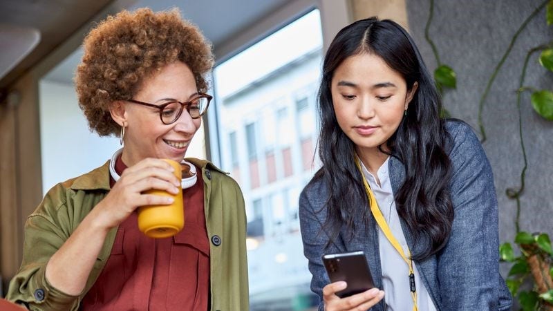 Dua Pemilik Usaha Wanita Memeriksa Daftar FTA di Indonesia