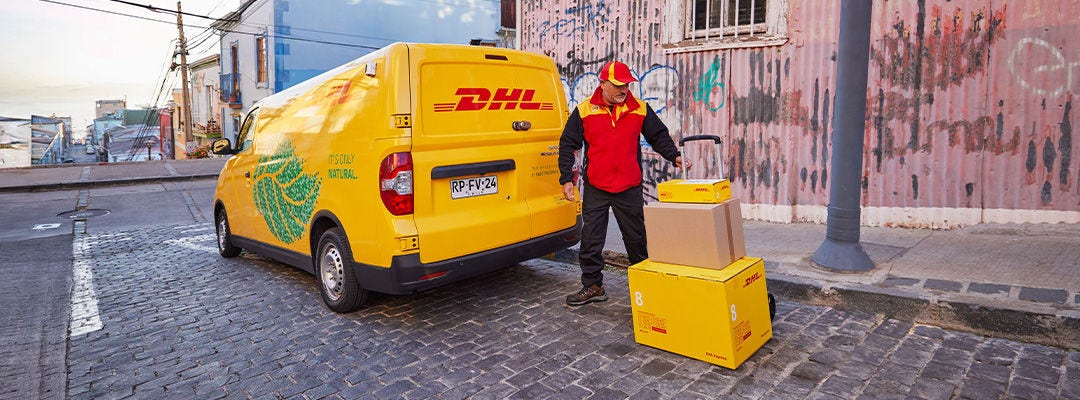 DHL medarbejder håndterer pakker