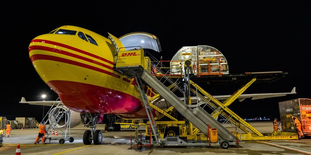 DHL 企业账号开通失败/延迟的常见原因与避免方法 图：DHL货机正在装机