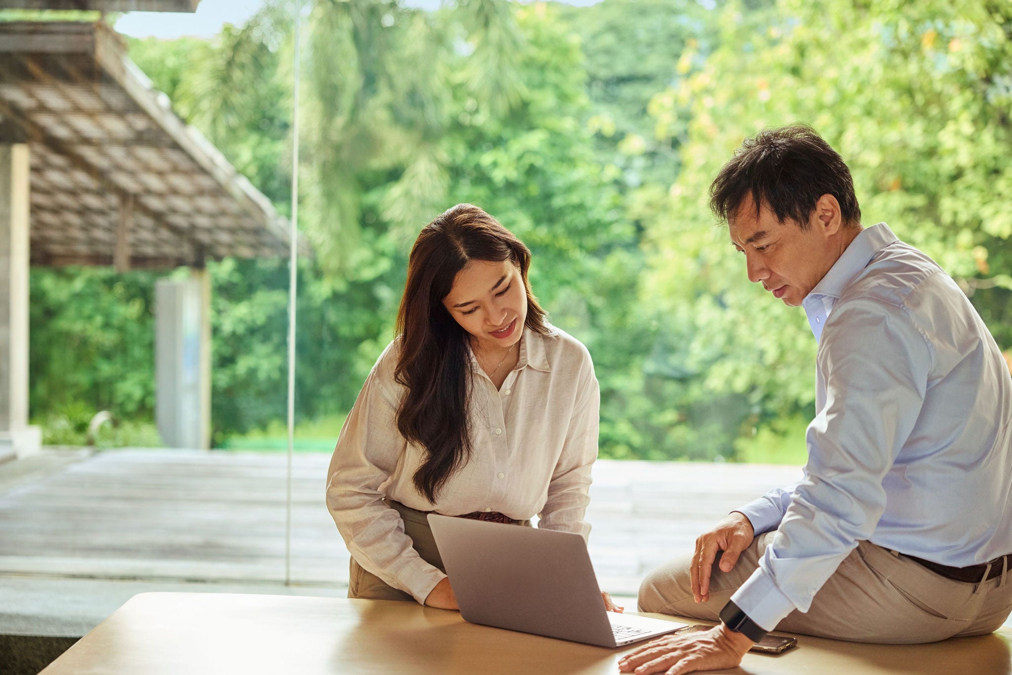 business owners discussing how to start an e-commerce business