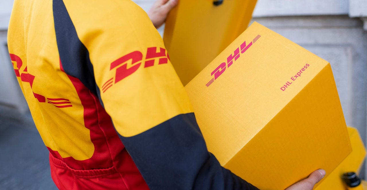 Kurir DHL Express yang membawa paket untuk pengiriman jarak jauh