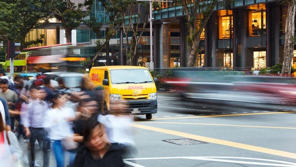 DHL 貨車運送通過亞太貿易航線的貨物，展現高效的跨境物流配送服務