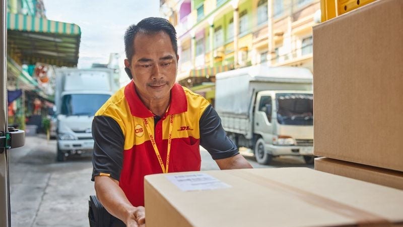 Karyawan DHL Express memuat barang untuk dikirim ke luar negeri