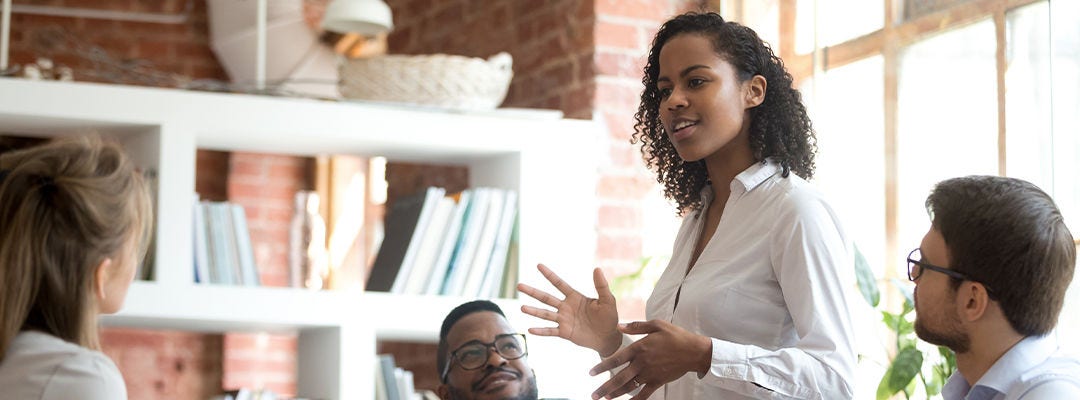 Femme s’adressant à un groupe de personnes